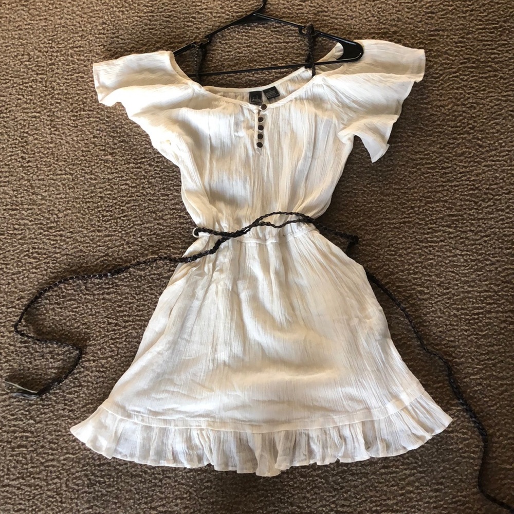 Beautiful white dress with belt and pockets 😍